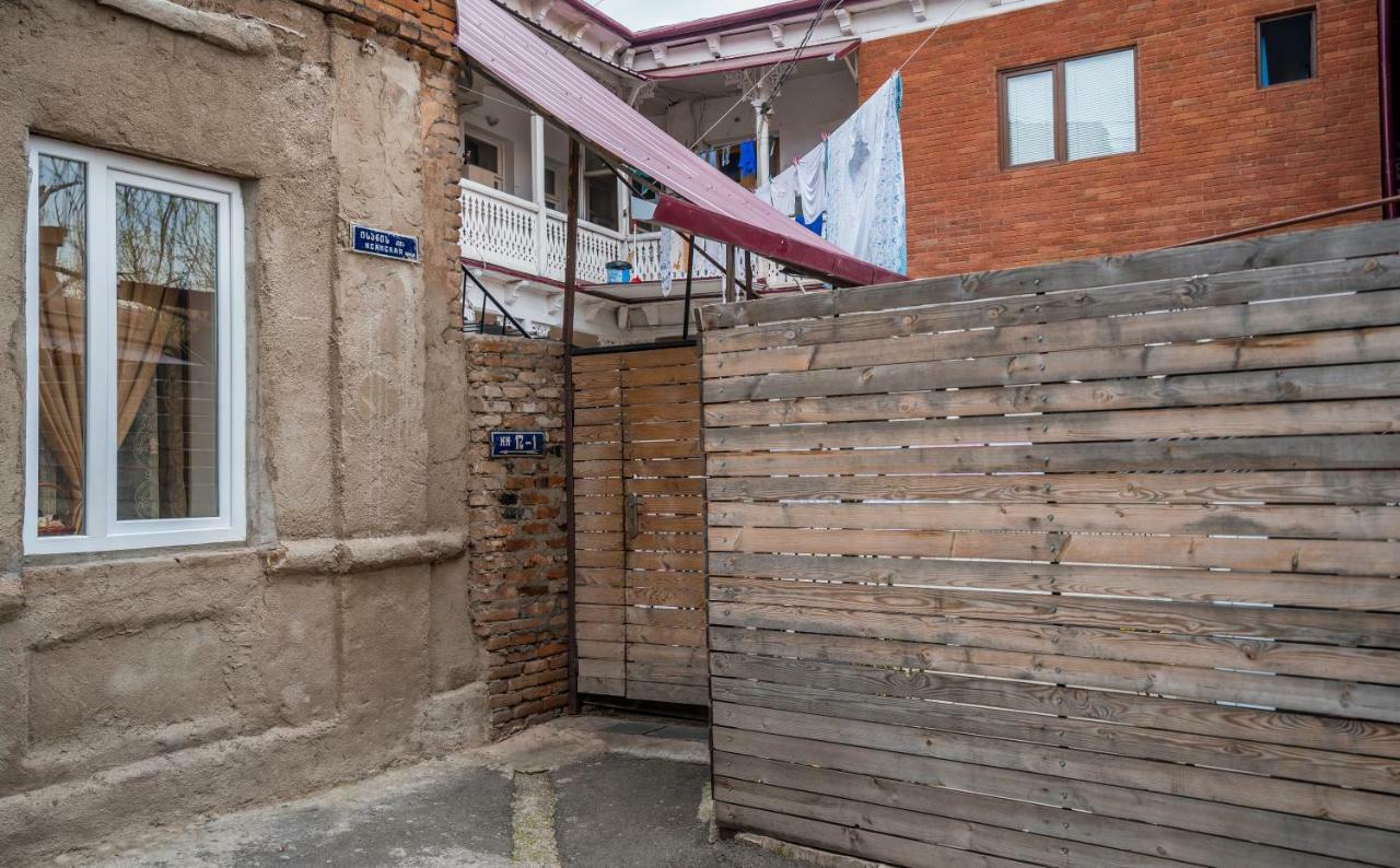 Apartments Near Metekhi Cathedral Tbilisi Exterior photo